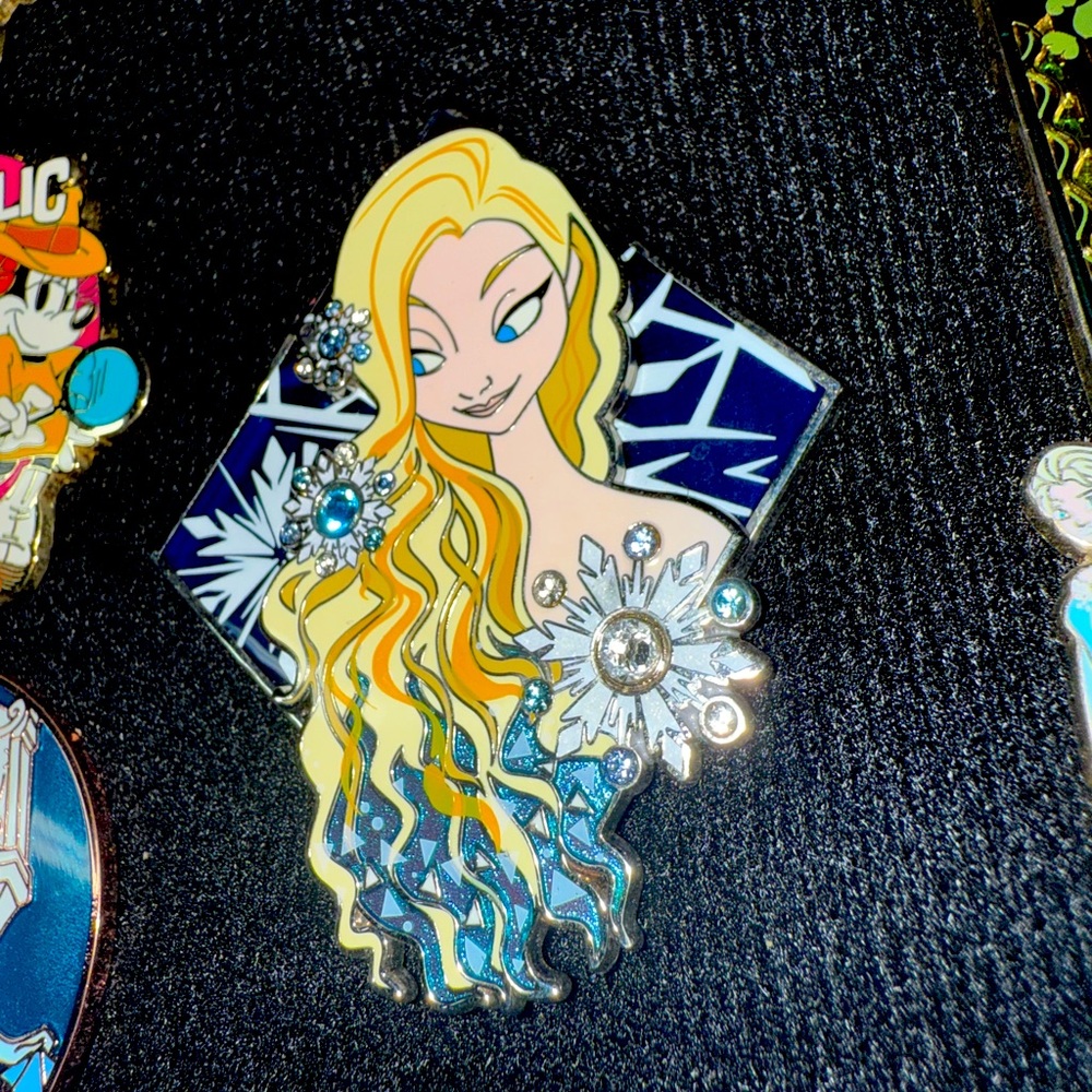 Brand new w/decorative box Frozen collectible pin of Elsa & Swarovski crystals.